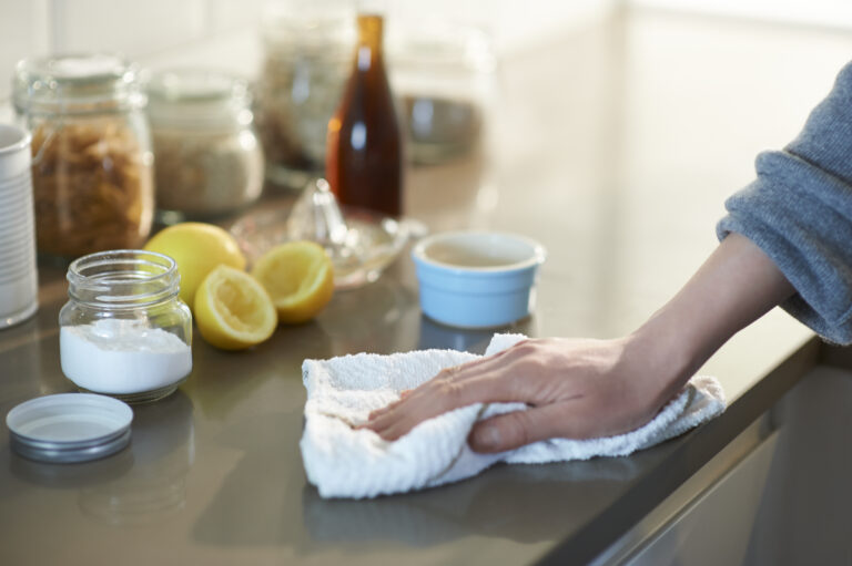 Bicarbonato y vinagre: la combinación infalible para limpiar tu hogar