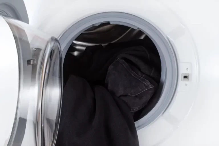 Consejos infalibles para lavar ropa negra sin destiñe
