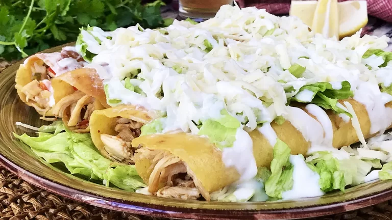Deliciosas flautas de pollo mexicanas para saborear