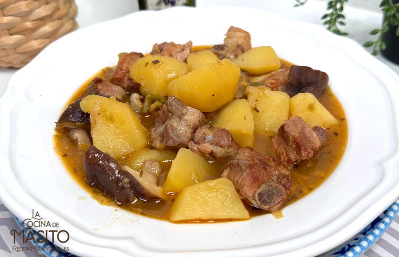 deliciosas-patatas-con-costillas-para-disfrutar-al-maximo