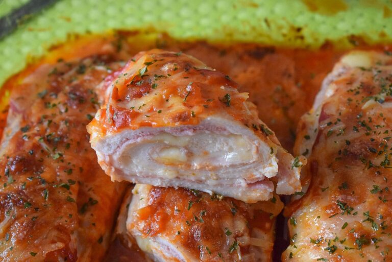 Deliciosas pechugas de pollo rellenas: una combinación irresistible de jamón y queso.