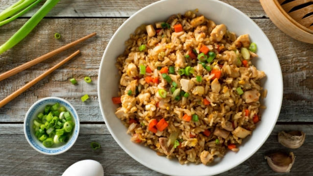 delicioso-arroz-frito-chino-con-verduras-una-explosion-de-sabores-orientales