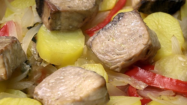delicioso-atun-al-horno-con-patatas-y-cebolla