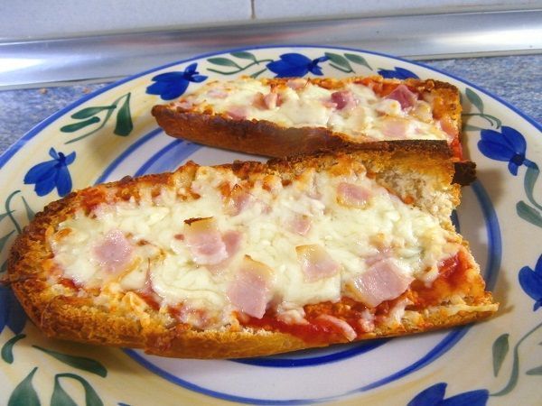 delicioso-panini-casero-o-pizza-en-pan-de-barra