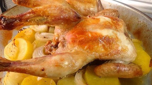 deliciosos-picantones-al-horno-con-patatas-y-cebolla-una-receta-imperdible
