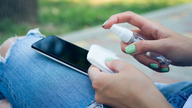 Desinfecta tu celular sin riesgos: Mantén tus manos limpias