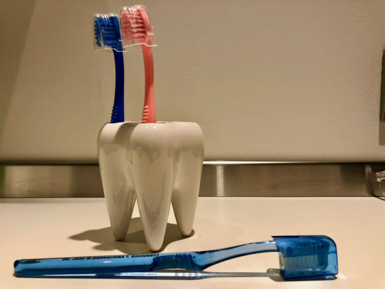 Desinfecta tu cepillo de dientes en casa de manera sencilla