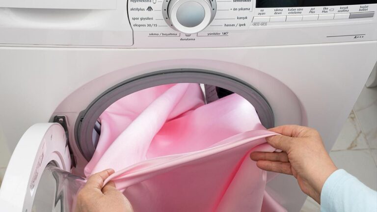 El cuidado perfecto para tus prendas de seda: lavado y planchado experto
