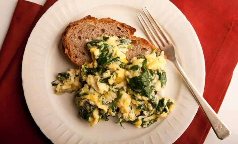 Huevos revueltos con espinacas: una deliciosa combinación para tus desayunos