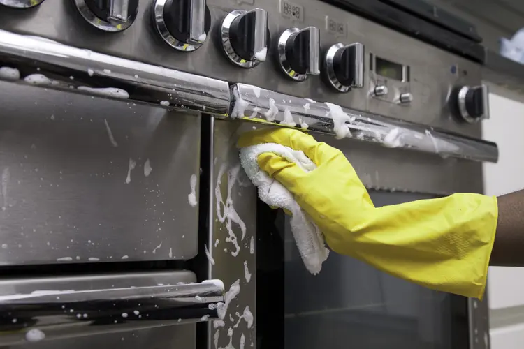 La mejor guía para una limpieza eficiente del horno en 10 simples pasos