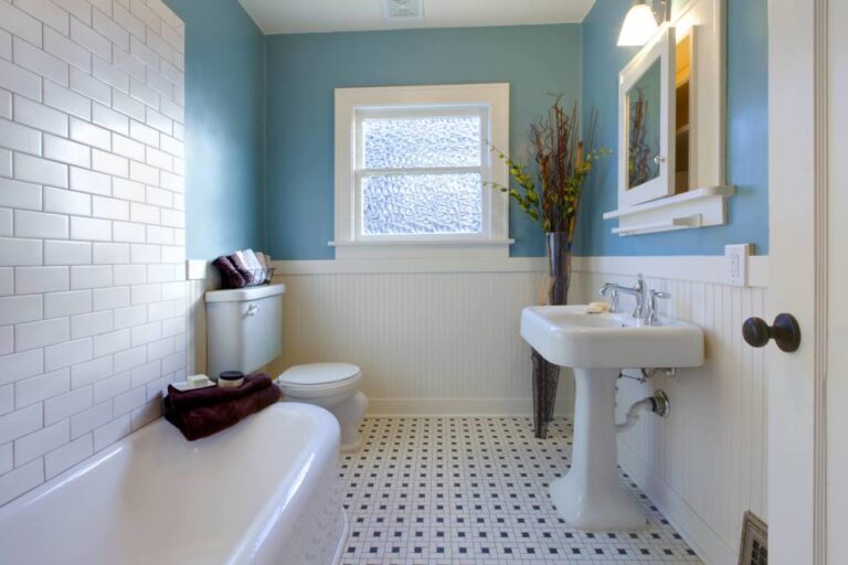 Mantén tu baño impecable con una rutina de aseo para eliminar el sarro.