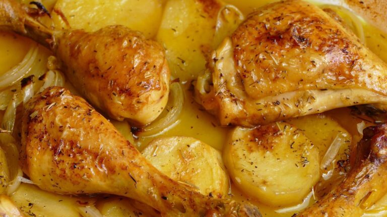 Pechugas de pollo al horno con patatas y cebolla: una deliciosa combinación