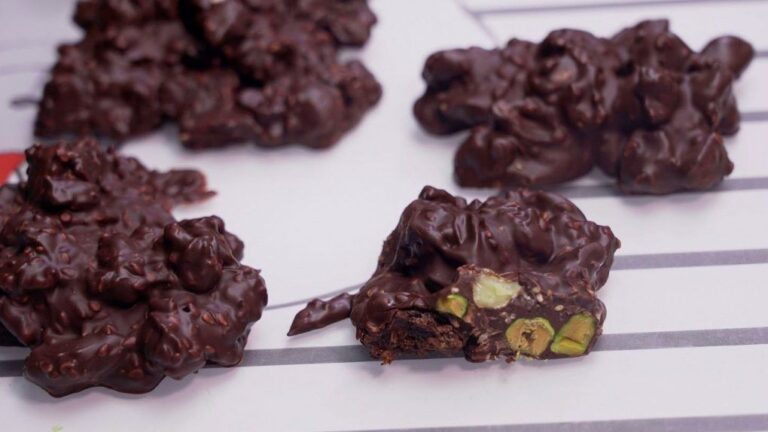 Rocas de Chocolate Puro y Frutos Secos: Delicioso Bocado Irresistible