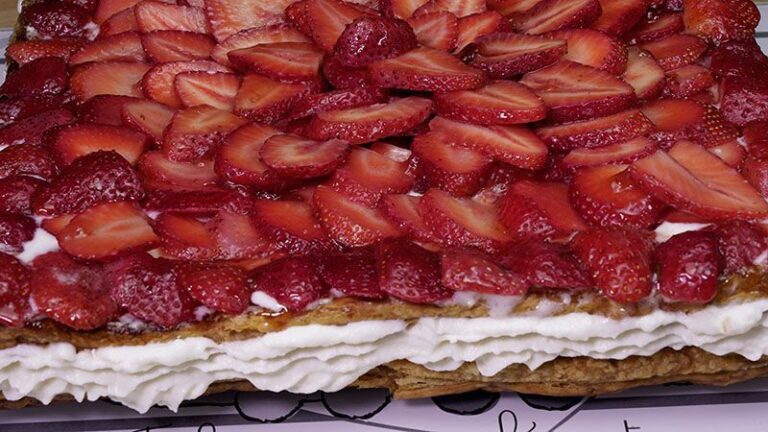 Tarta de Hojaldre con Fresas y Nata: ¡Sencilla y Deliciosa!
