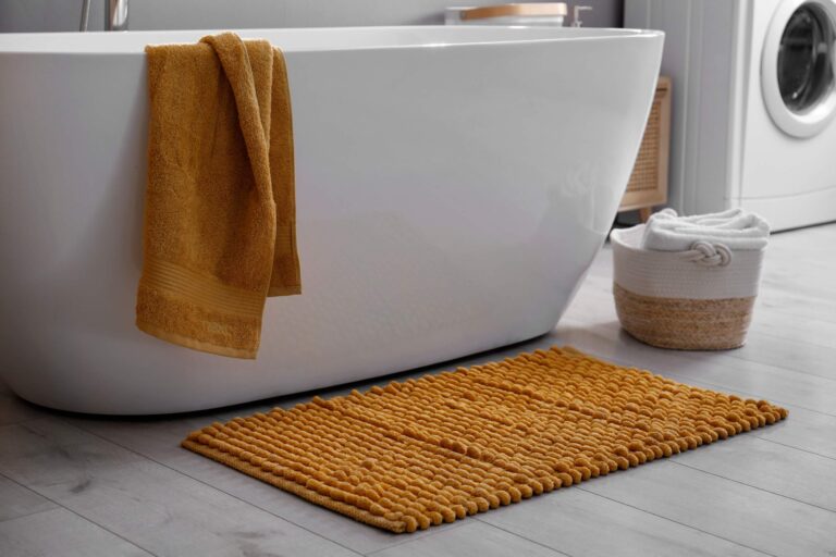 Trucos efectivos para limpiar tapetes y alfombras de baño