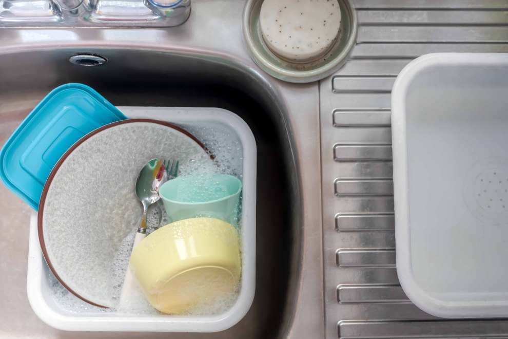 trucos-eficientes-para-lavar-platos-sin-detergente-extra